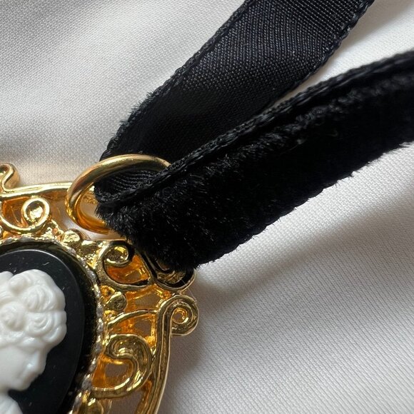 Black Velvet Ribbon Cameo Pendant Choker Victorian Style Costume Choker Necklace - Picture 3 of 12